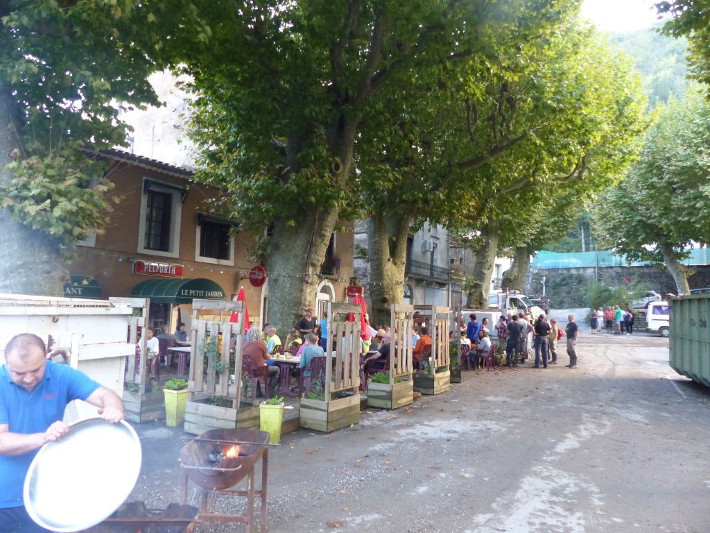 La convivialité au bar du village