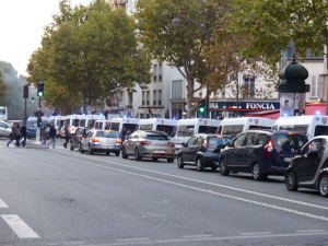 Le quartier est bouclé par les CRS