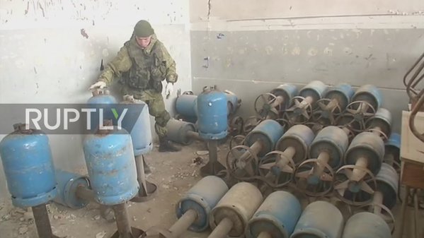 Atelier "rebelle" de fabrication de bombes artisanales dans une école à Alep Est
